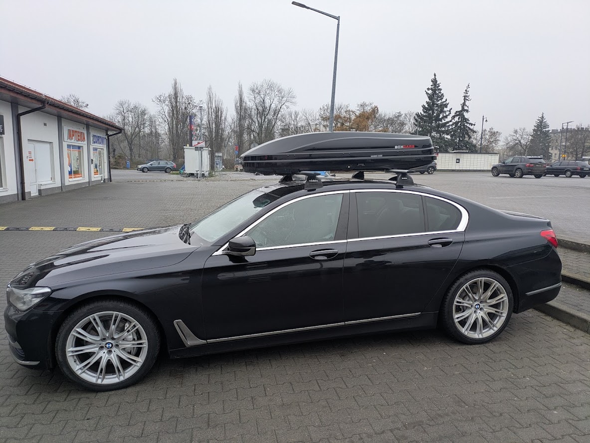 BMW Seria 7 G11 z bagażnikiem dachowym Taurus CarryUp i boxem Hakr Magic 400 podczas montażu FixPoint ? Boxcars.pl